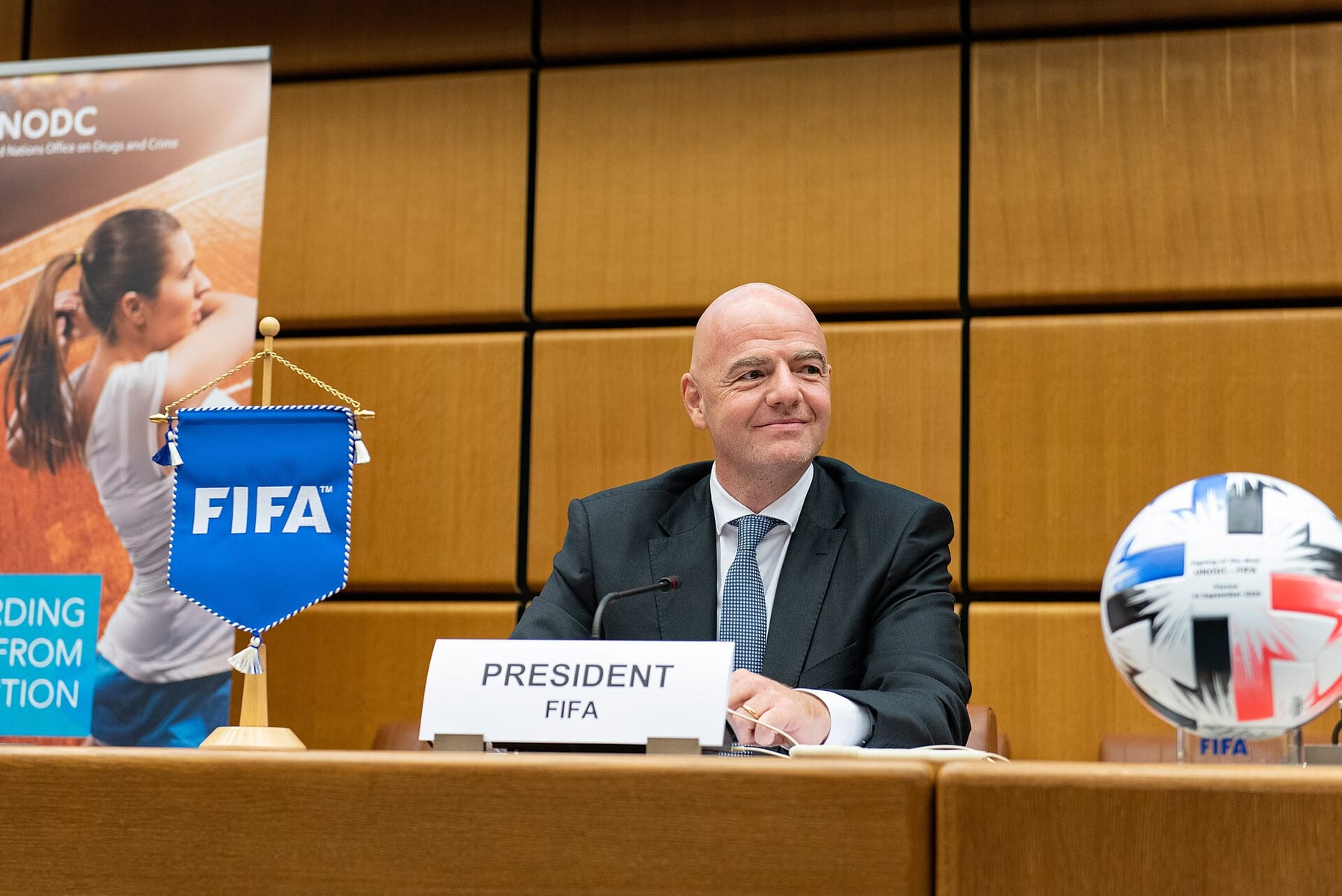 Dos miembros del Consejo de la FIFA rompen con Infantino